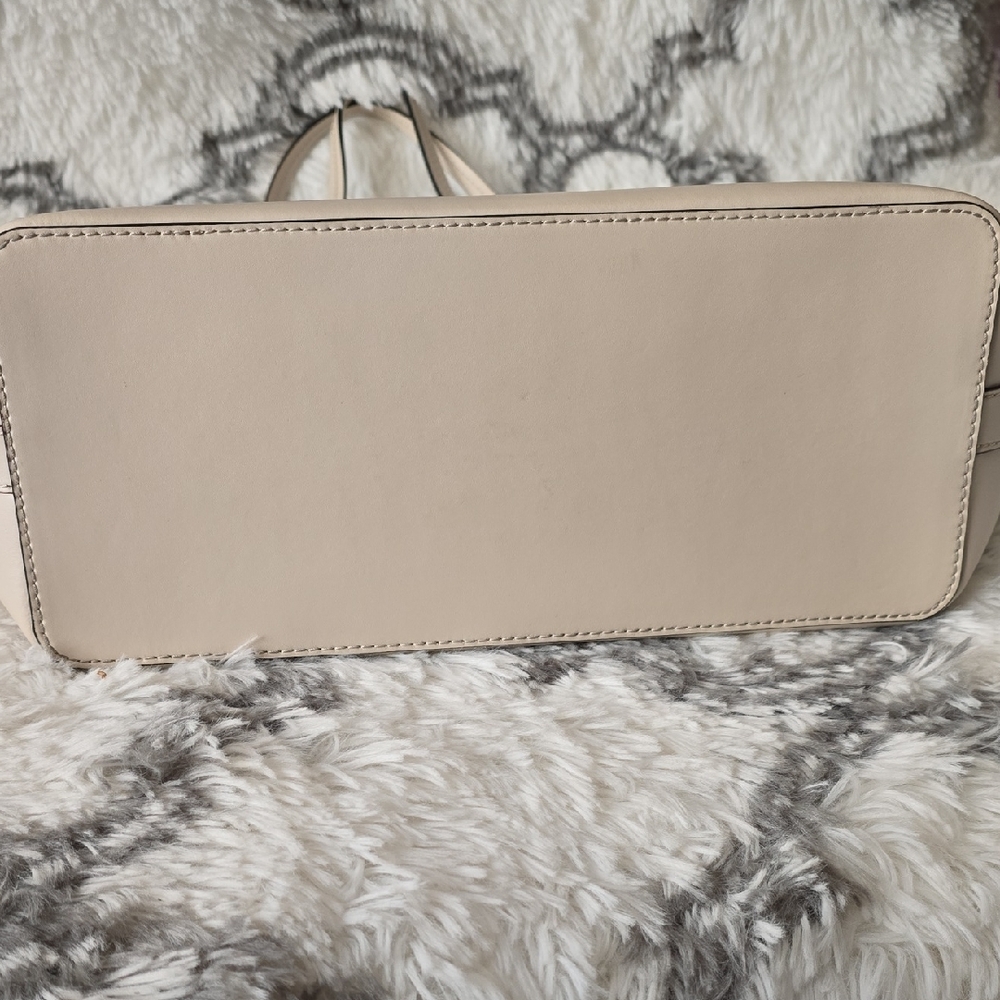 Kate Spade Chic Cream Cut-Out Tote Bag - Picture 4 of 11